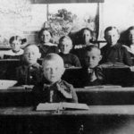 Lehrer Helliesen beim Unterricht